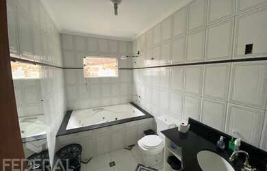 Imagem: A casa possui 3 Dormitórios, 2 Banheiros, 2 Vagas na garagem