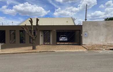 Imagem: A casa possui 4 Dormitórios, 4 Banheiros, 4 Vagas na garagem