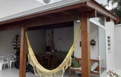 Imagem: A casa possui 3 Dormitórios, 2 Banheiros, 2 Vagas na garagem