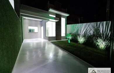 Imagem: A casa possui 3 Dormitórios, 2 Banheiros, 2 Vagas na garagem