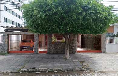 Imagem: A casa possui 3 Dormitórios, 3 Banheiros, 3 Vagas na garagem