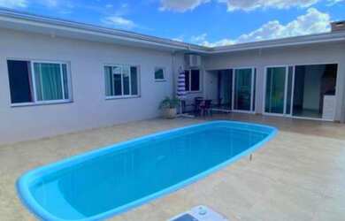 Imagem: A casa possui 3 Dormitórios, 2 Banheiros, 2 Vagas na garagem