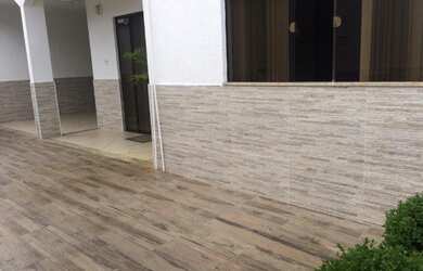 Imagem: A casa possui 3 Dormitórios, 2 Banheiros, 1 Vaga na garagem