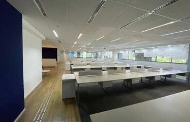 Imagem: O depósito possui 5 Vagas na garagem, 1.076m² de Área e