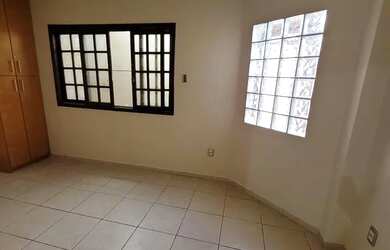 Imagem: A casa possui 3 Dormitórios, 3 Banheiros, 2 Vagas na garagem