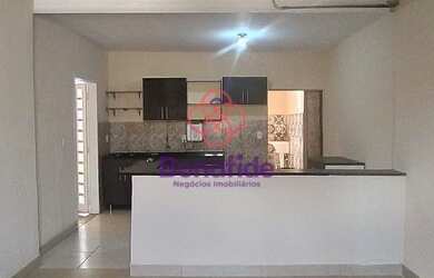 Imagem: A casa possui 2 Dormitórios, 2 Banheiros, 2 Vagas na garagem