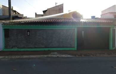 Imagem: A casa possui 2 Dormitórios, 2 Banheiros, 1 Vaga na garagem