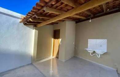 Imagem: A casa possui 4 Dormitórios, 1 Banheiro, 2 Vagas na garagem