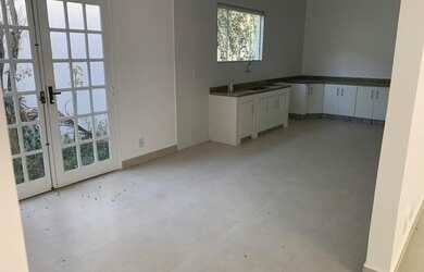 Imagem: A casa possui 5 Dormitórios, 3 Banheiros, 5 Vagas na garagem