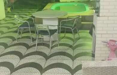 Imagem: A casa possui 4 Dormitórios, 2 Banheiros, 2 Vagas na garagem