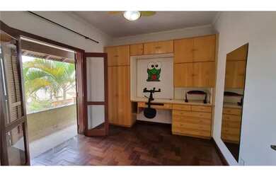 Imagem: A casa possui 3 Dormitórios, 4 Banheiros, 300m² de Área e