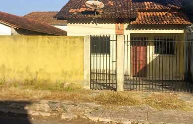 Imagem: A casa possui 2 Dormitórios, 1 Banheiro, 2 Vagas na garagem