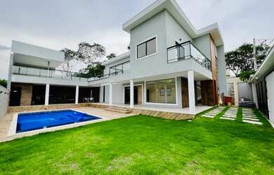 Imagem: A casa em condomínio possui 4 Dormitórios, 5 Banheiros, 2