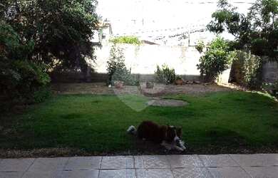 Imagem: A casa possui 3 Dormitórios, 2 Banheiros, 3 Vagas na garagem