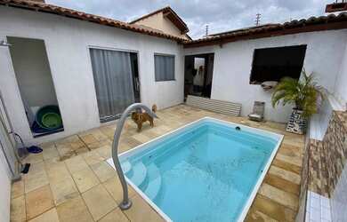 Imagem: A casa possui 3 Dormitórios, 2 Banheiros, 2 Vagas na garagem