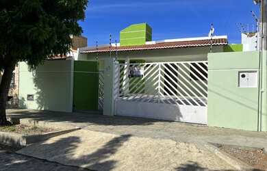 Imagem: A casa possui 3 Dormitórios, 4 Banheiros, 4 Vagas na garagem