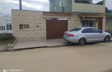 Imagem: A casa possui 3 Dormitórios, 4 Banheiros, 2 Vagas na garagem