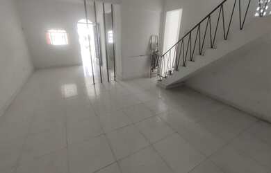 Imagem: A casa possui 5 Dormitórios, 3 Banheiros, 2 Vagas na garagem