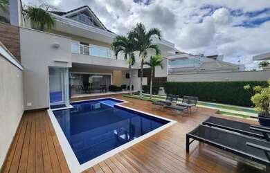 Imagem: A casa possui 4 Dormitórios, 5 Banheiros, 2 Vagas na garagem