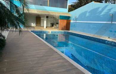 Imagem: A casa possui 5 Dormitórios, 4 Banheiros, 5 Vagas na garagem