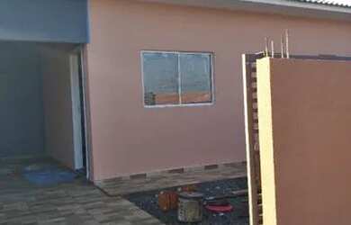 Imagem: A casa possui 3 Dormitórios, 2 Banheiros, 2 Vagas na garagem