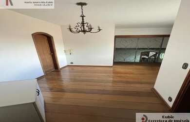 Imagem: A casa possui 5 Dormitórios, 3 Banheiros, 4 Vagas na garagem