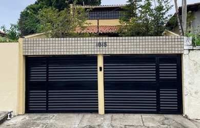 Imagem: A casa possui 3 Dormitórios, 1 Banheiro, 2 Vagas na garagem