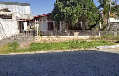 Imagem: A casa possui 4 Dormitórios, 2 Banheiros, 2 Vagas na garagem