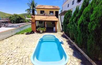 Imagem: A casa possui 2 Dormitórios, 2 Banheiros e 5 Vagas na garagem