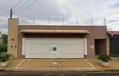 Imagem: A casa possui 1 Dormitório, 1 Banheiro, 1 Vaga na garagem
