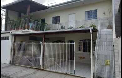 Imagem: A casa possui 1 Dormitório, 1 Banheiro, 1 Vaga na garagem e