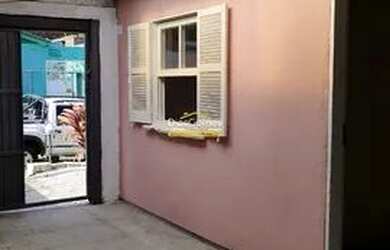 Imagem: A casa possui 2 Dormitórios, 1 Banheiro, 1 Vaga na garagem