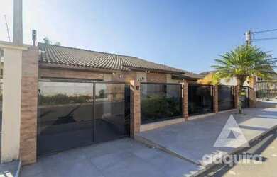 Imagem: A casa possui 3 Dormitórios, 3 Banheiros, 4 Vagas na garagem