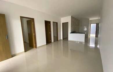 Imagem: A casa possui 3 Dormitórios, 2 Banheiros, 2 Vagas na garagem