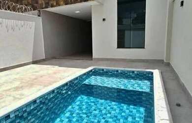 Imagem: A casa possui 3 Dormitórios, 2 Banheiros, 2 Vagas na garagem