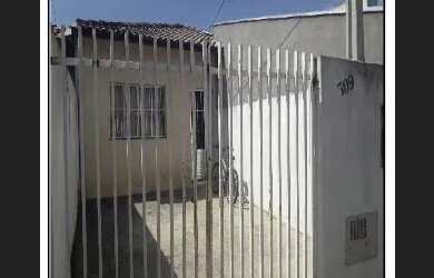 Imagem: A casa possui 2 Dormitórios, 1 Banheiro, 1 Vaga na garagem