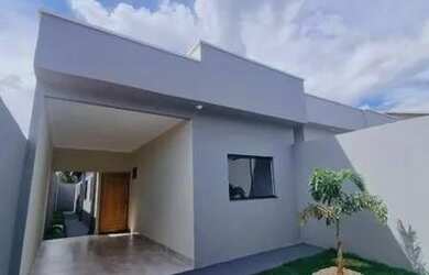 Imagem: A casa possui 3 Dormitórios, 2 Banheiros, 2 Vagas na garagem