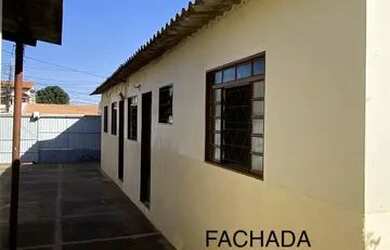 Imagem: A casa possui 2 Dormitórios, 1 Banheiro, 1 Vaga na garagem