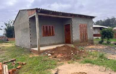 Imagem: A casa possui 2 Dormitórios, 2 Banheiros, 2 Vagas na garagem