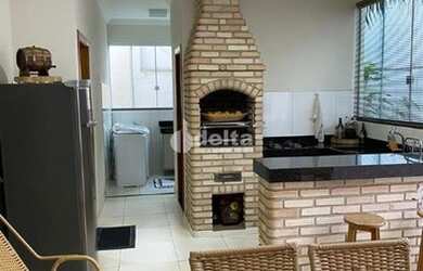 Imagem: A casa possui 3 Dormitórios, 4 Banheiros, 3 Vagas na garagem