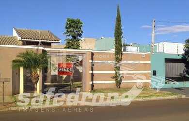 Imagem: A casa possui 3 Dormitórios, 1 Banheiro, 1 Vaga na garagem