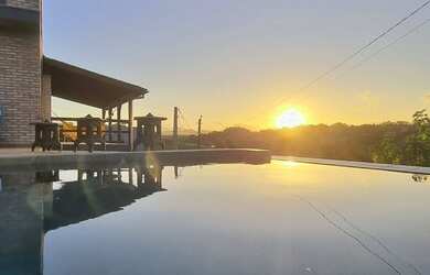 Imagem: A casa possui 4 Dormitórios, 3 Banheiros, 3 Vagas na garagem