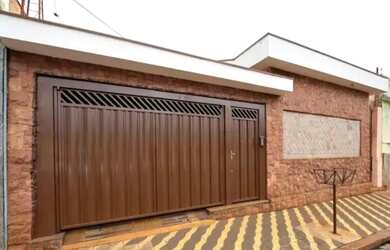 Imagem: A casa possui 3 Dormitórios, 2 Banheiros, 1 Vaga na garagem