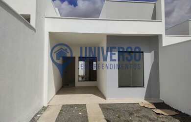 Imagem: A casa possui 2 Dormitórios, 2 Banheiros, 2 Vagas na garagem