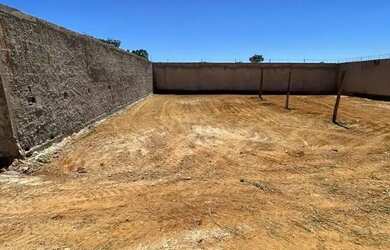 Imagem: O terreno possui 400m² de Área e está localizado em Portal