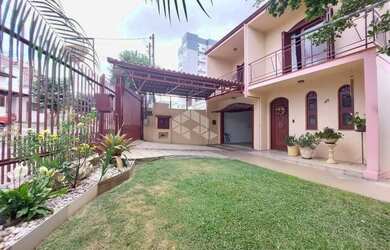 Imagem: A casa possui 4 Dormitórios, 3 Banheiros, 3 Vagas na garagem