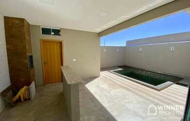 Imagem: A casa possui 3 Dormitórios, 3 Banheiros, 2 Vagas na garagem