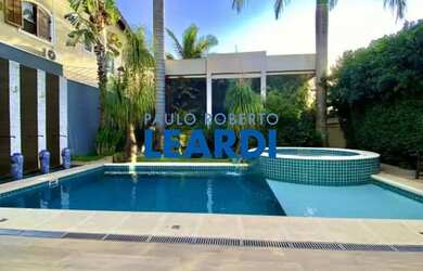 Imagem: A casa em condomínio possui 5 Dormitórios, 3 Banheiros, 4