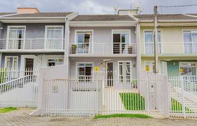 Imagem: A casa possui 3 Dormitórios, 3 Banheiros, 3 Vagas na garagem