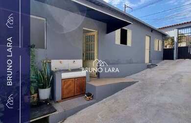 Imagem: A casa possui 5 Dormitórios, 2 Banheiros, 5 Vagas na garagem